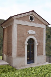 Cappella con statua incisa